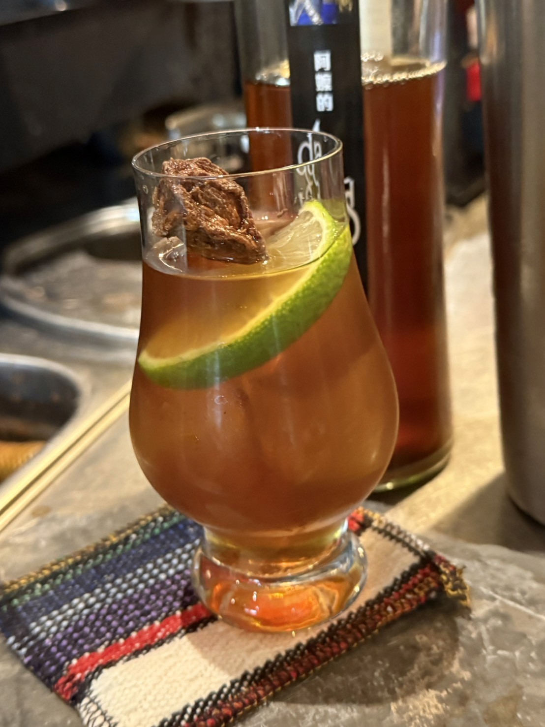 熱帶低氣壓 Low Pressure 的阿嬤小米酒 放在玻璃杯中