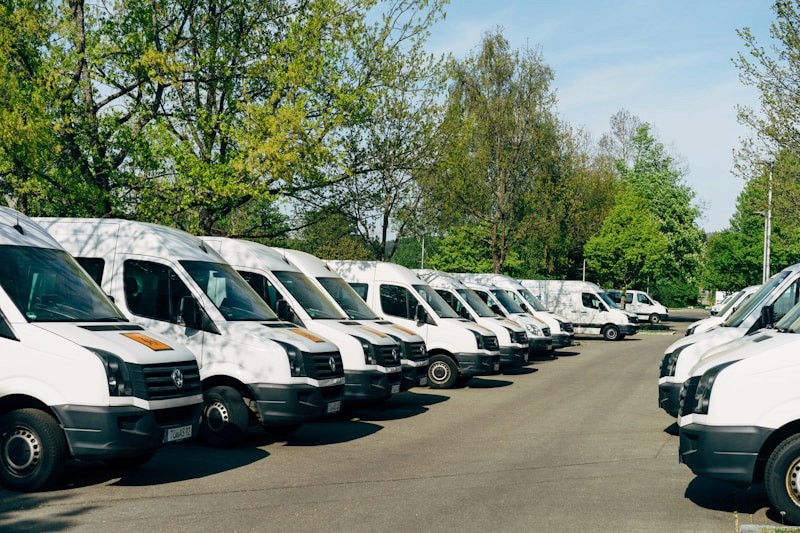 Flotte de véhicules utilitaires alignés