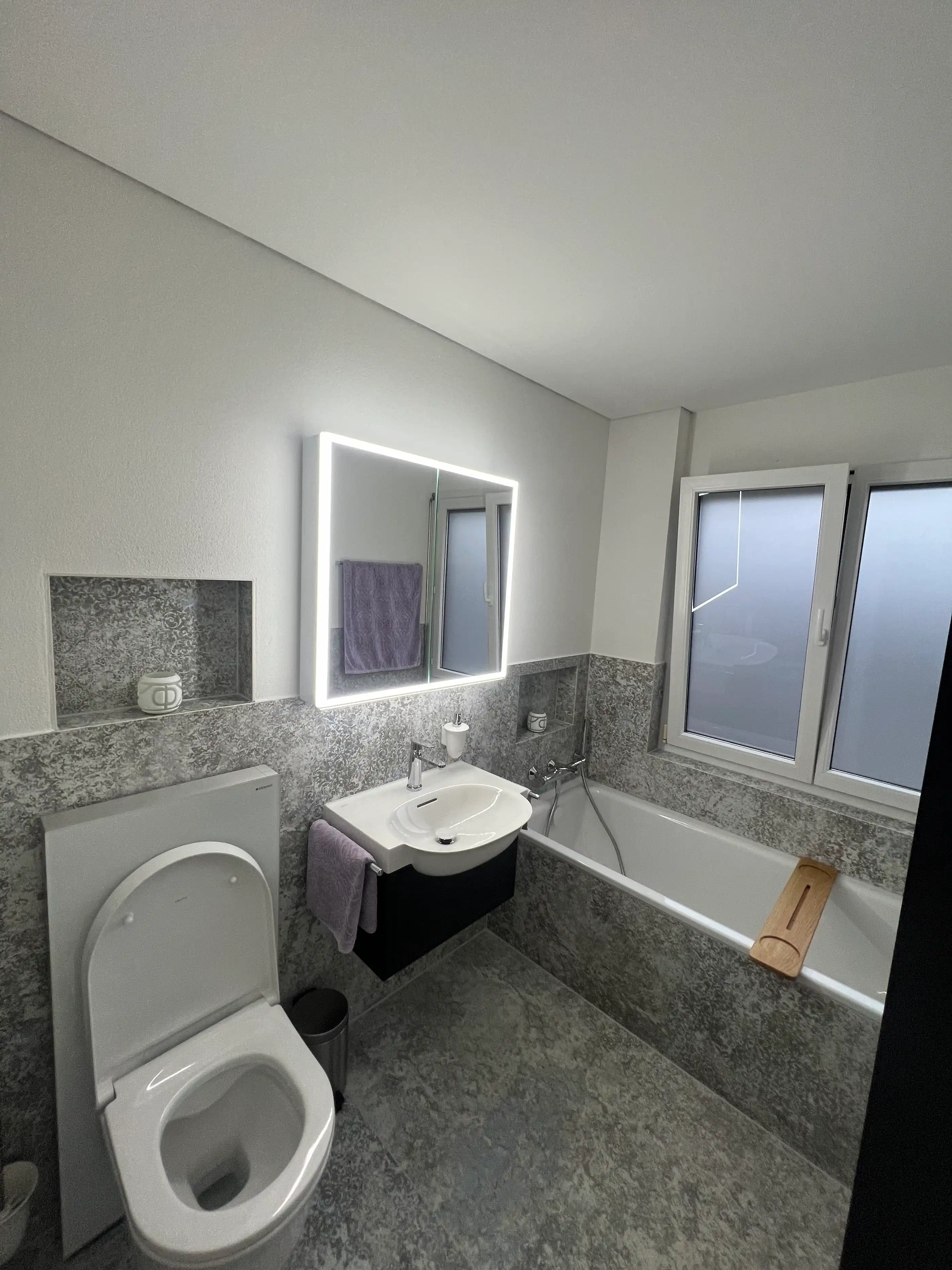 HOTI Badumbau bei Familie Shemsedini in Buchs mit Badewanne, WC und Waschtisch