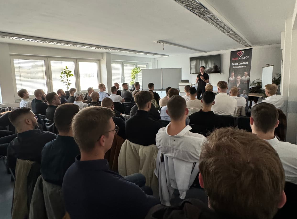 Ein bild von Lasse Landeck vor mehreren Personen beim live Coaching