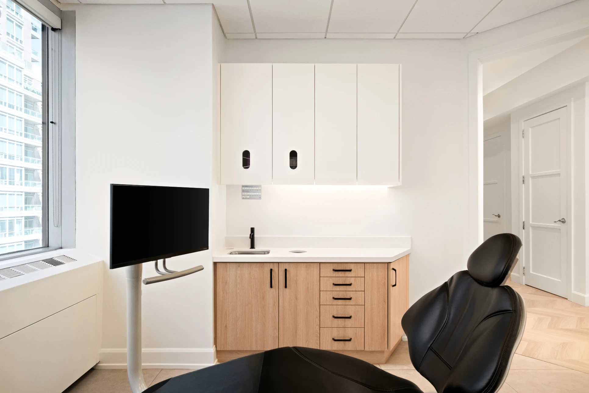 Treatment area with entertainment system at Bloor-Yorkville Periodontics in Toronto, Ontario: the best periodontist and dental implants in Toronto, Ontario