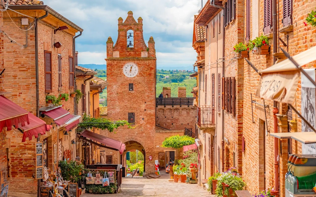 Herlige gater i gamlebyen i Gradara | Aktive turer med Expa Travel