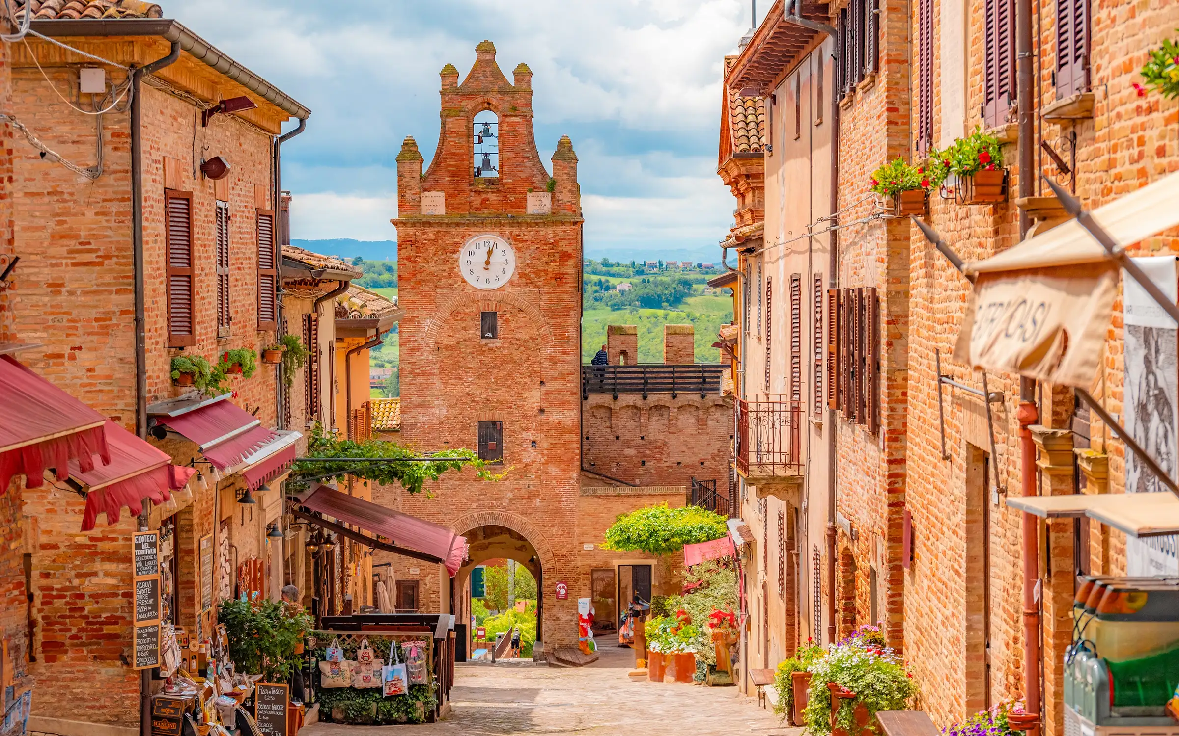 Herlige gater i gamlebyen i Gradara | Aktive turer med Expa Travel