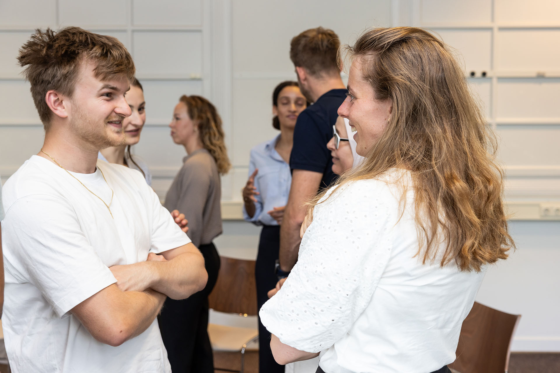 Deelnemers praten met elkaar