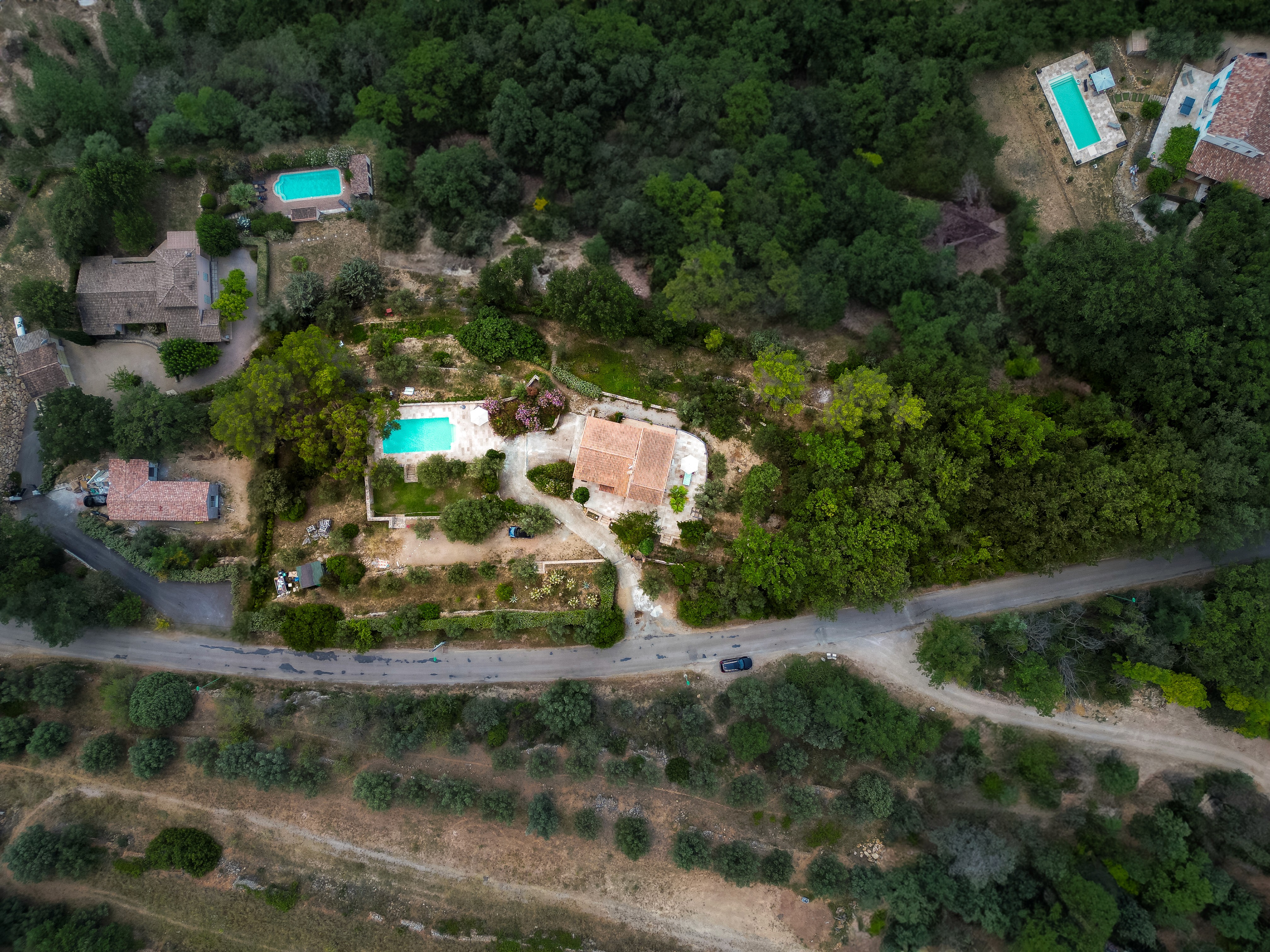 Bewerkte topdownfoto van het landgoed met villa en zwembad