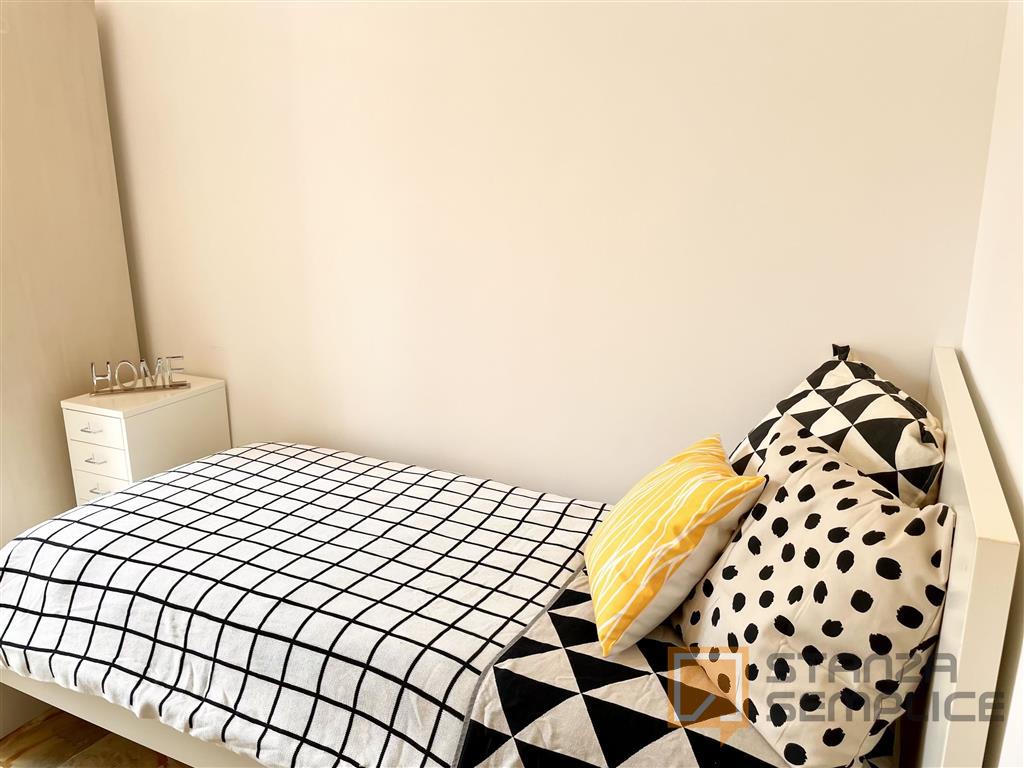 10 sqm room in Via CADUTI DI CEFALONIA, Firenze