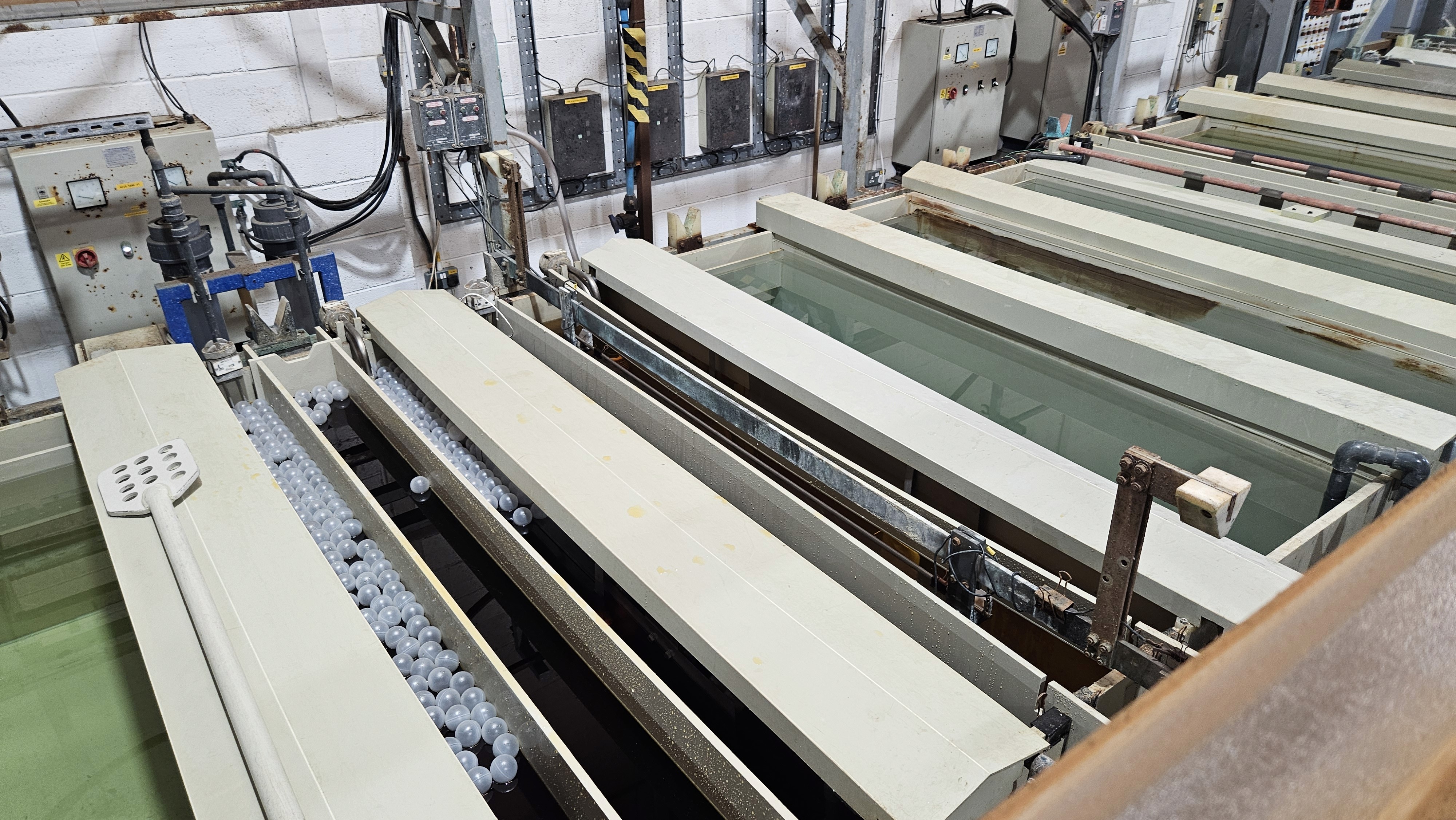 Acid mist metal electroplating tank