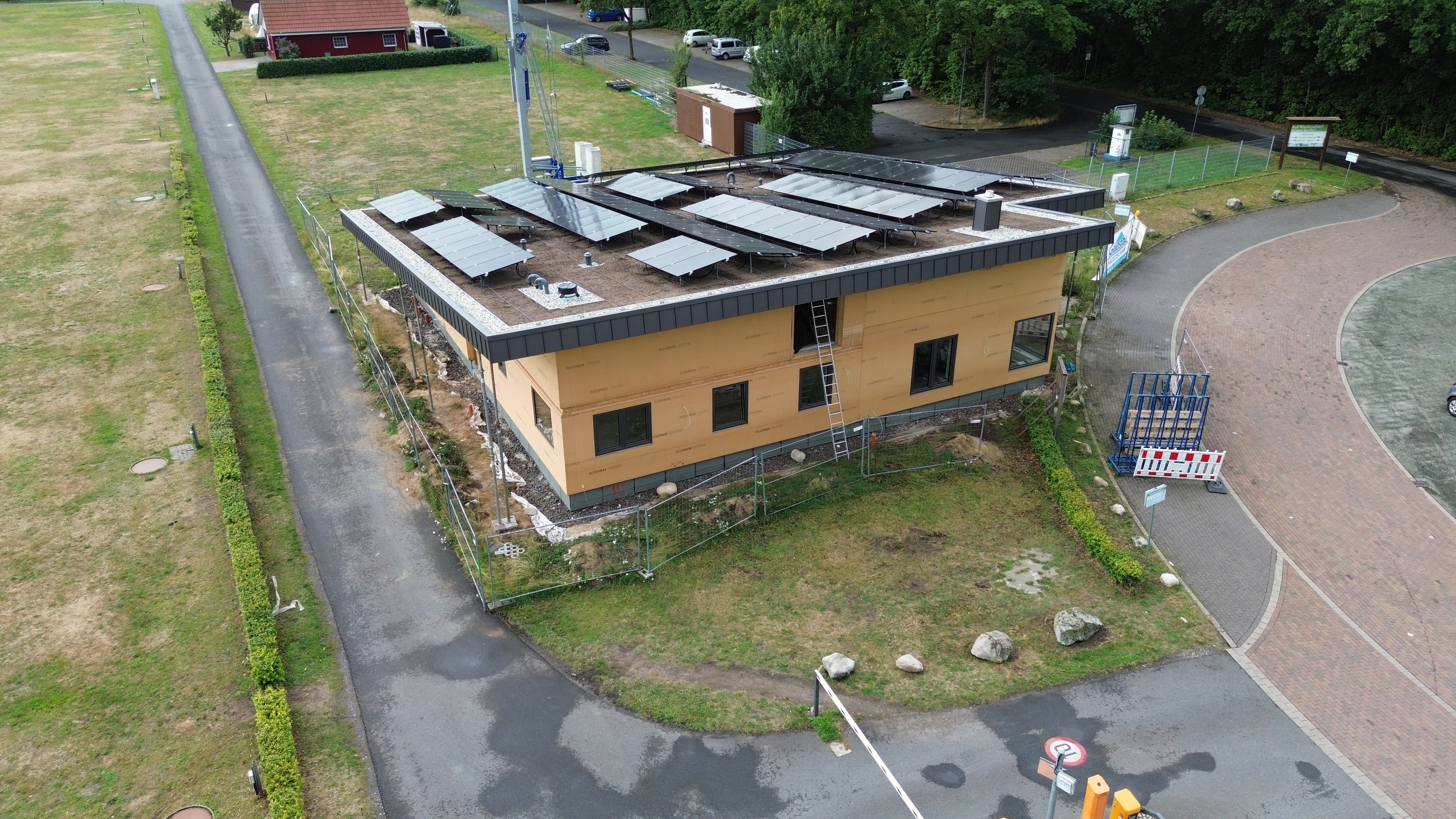Baustelle des nachhaltigen ReSa-Projekts in Sassenberg mit Solaranlage und begrüntem Dach, DGNB-Zertifizierung in Gold angestrebt.