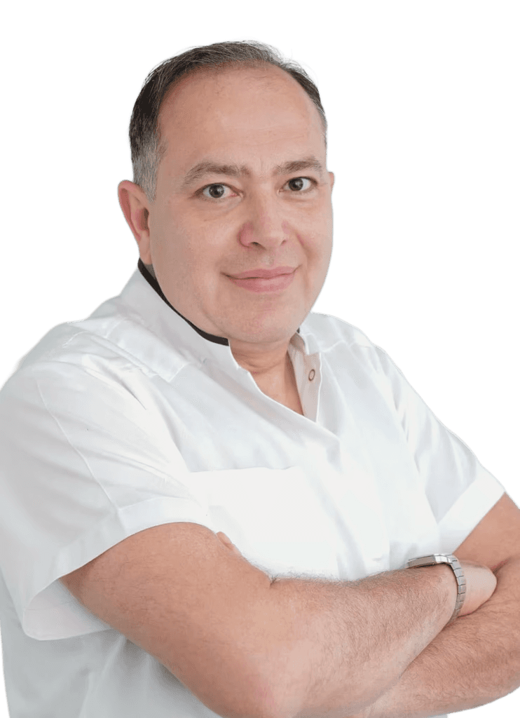 لقطة لدكتور أسنان فادي خفاش في مركز انفزلاين الطبي في دبي.