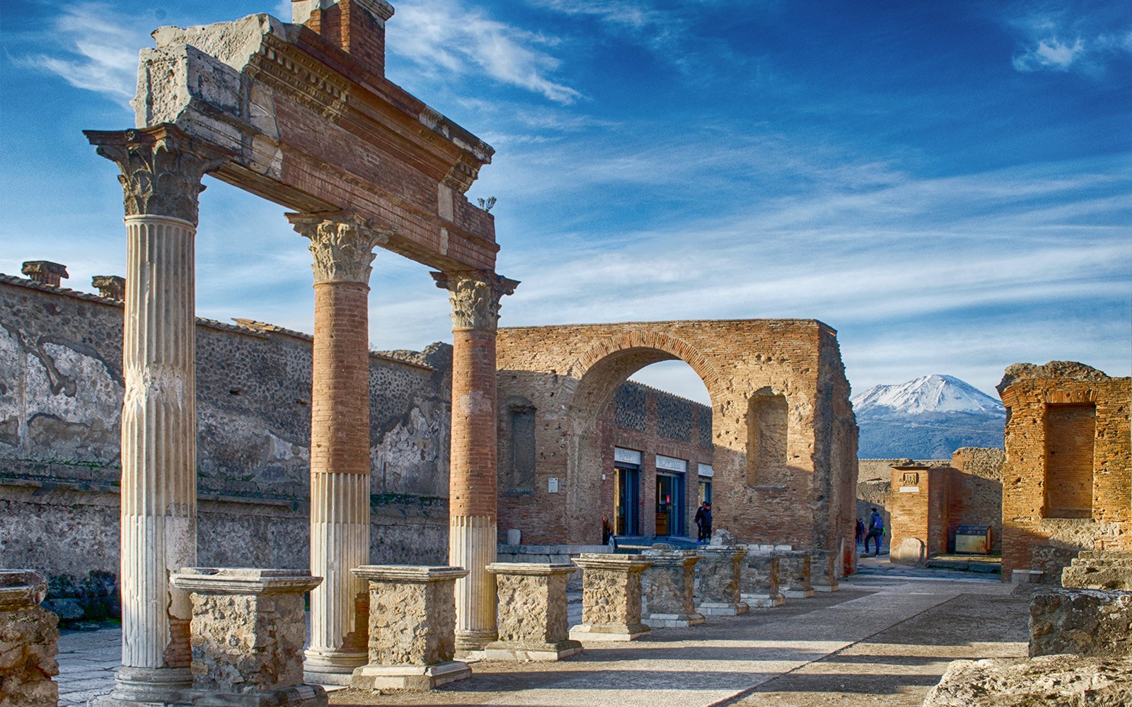 Antike Ruinen von Pompeji mit dem Vesuv im Hintergrund.