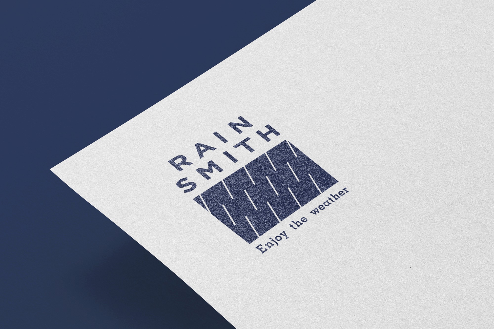 這張圖像展示了 RainSmith 的品牌識別標誌,標誌中間有一個藍色的方型,裡面有一些白色的斜線,模擬雨滴的樣子,營造出下雨的視覺效果。