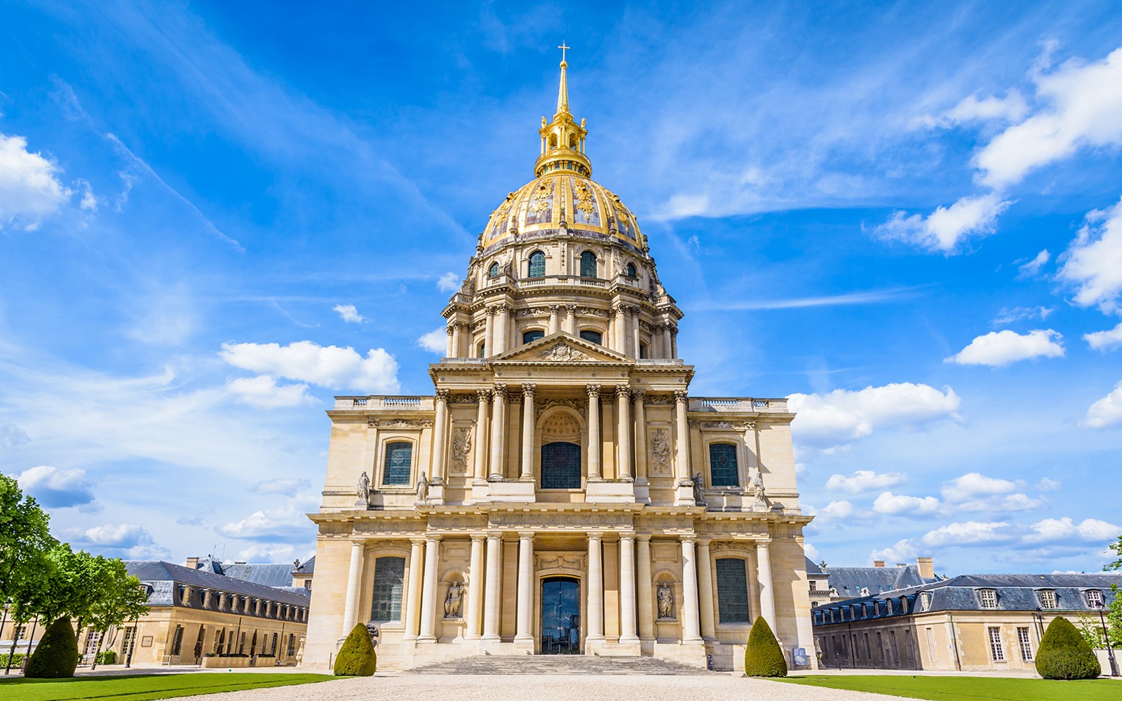 Dome des Invalides w Paryżu z złotą kopułą i historyczną architekturą.