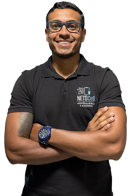 Profissional sorridente NETOCell, vestindo polo preta com logo.