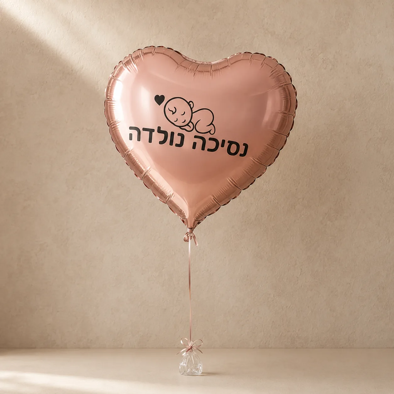 בלון לב בגוון ורוד מטאלי עם הדפס תינוקת ישנה, לב קטן והכיתוב נסיכה נולדה