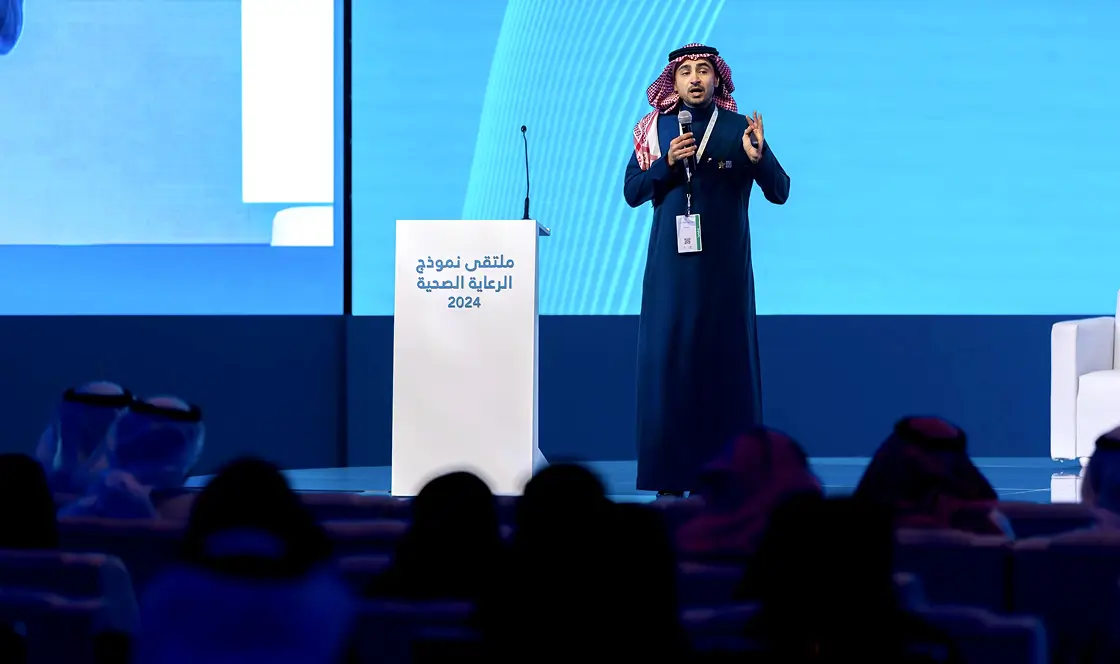 رجال يتحدثون على مسرح الحدث