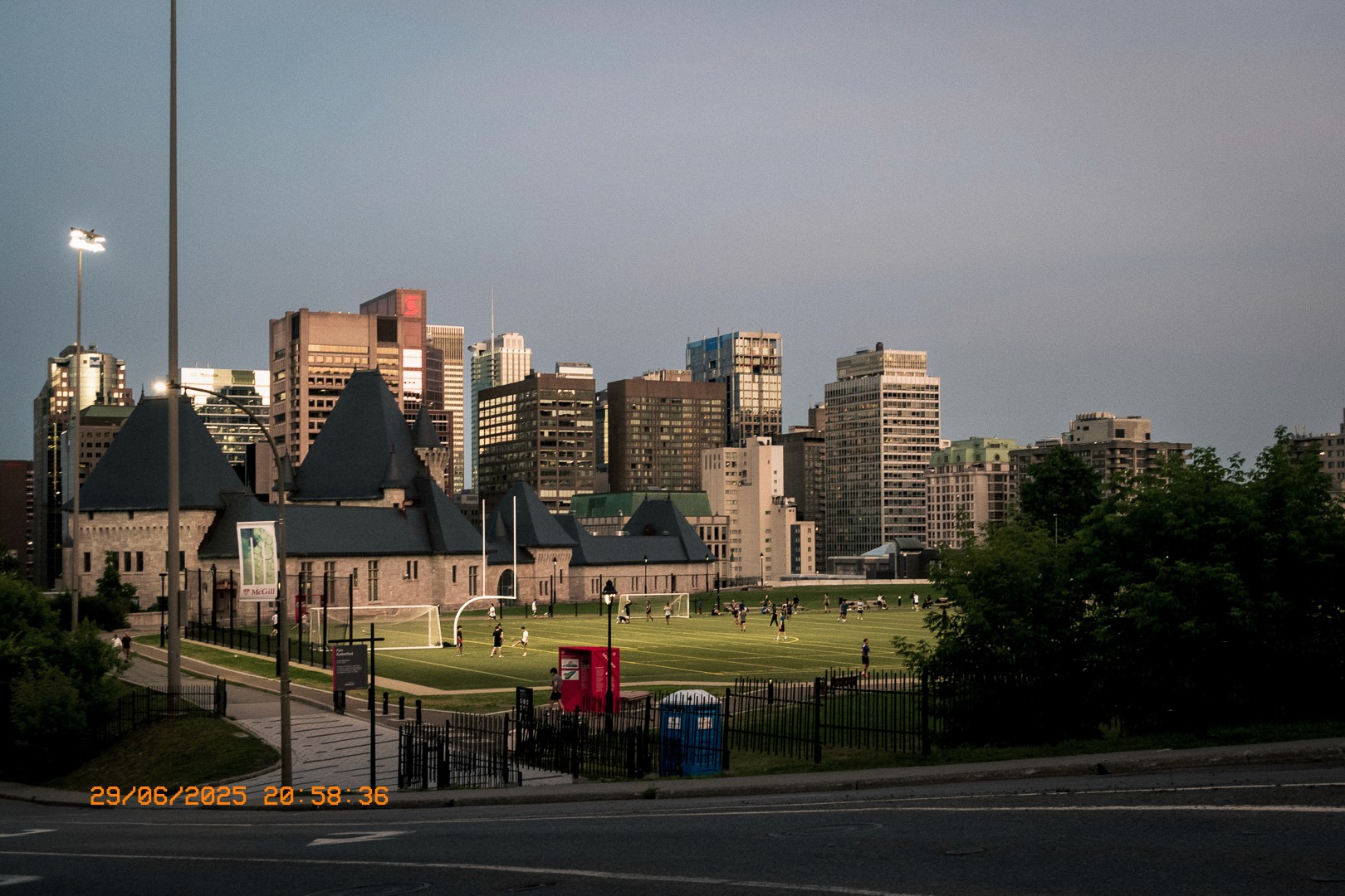 Stade éclairé à McGill avec la ville en toile de fond.