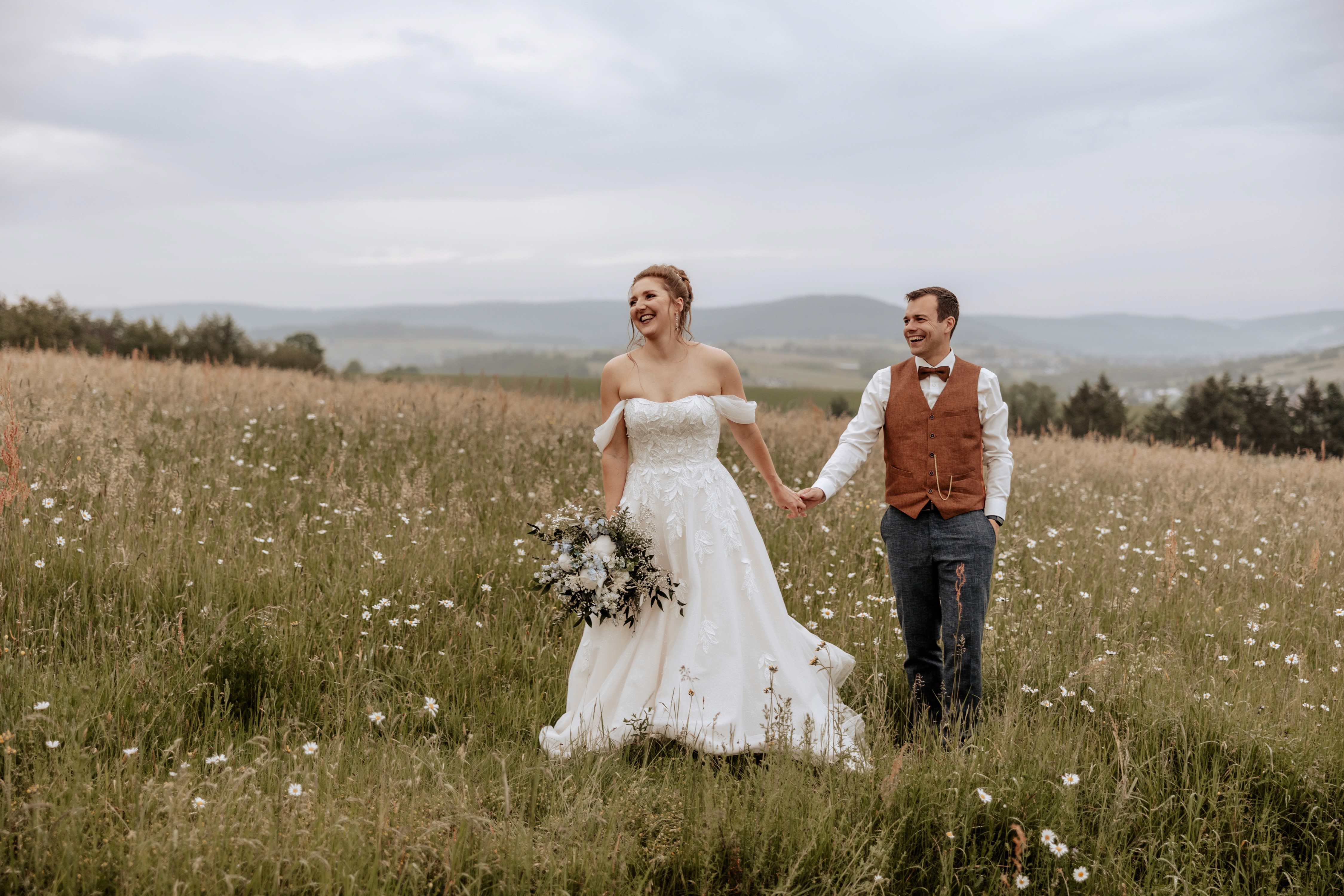 Glückliches Brautpaar auf Feld