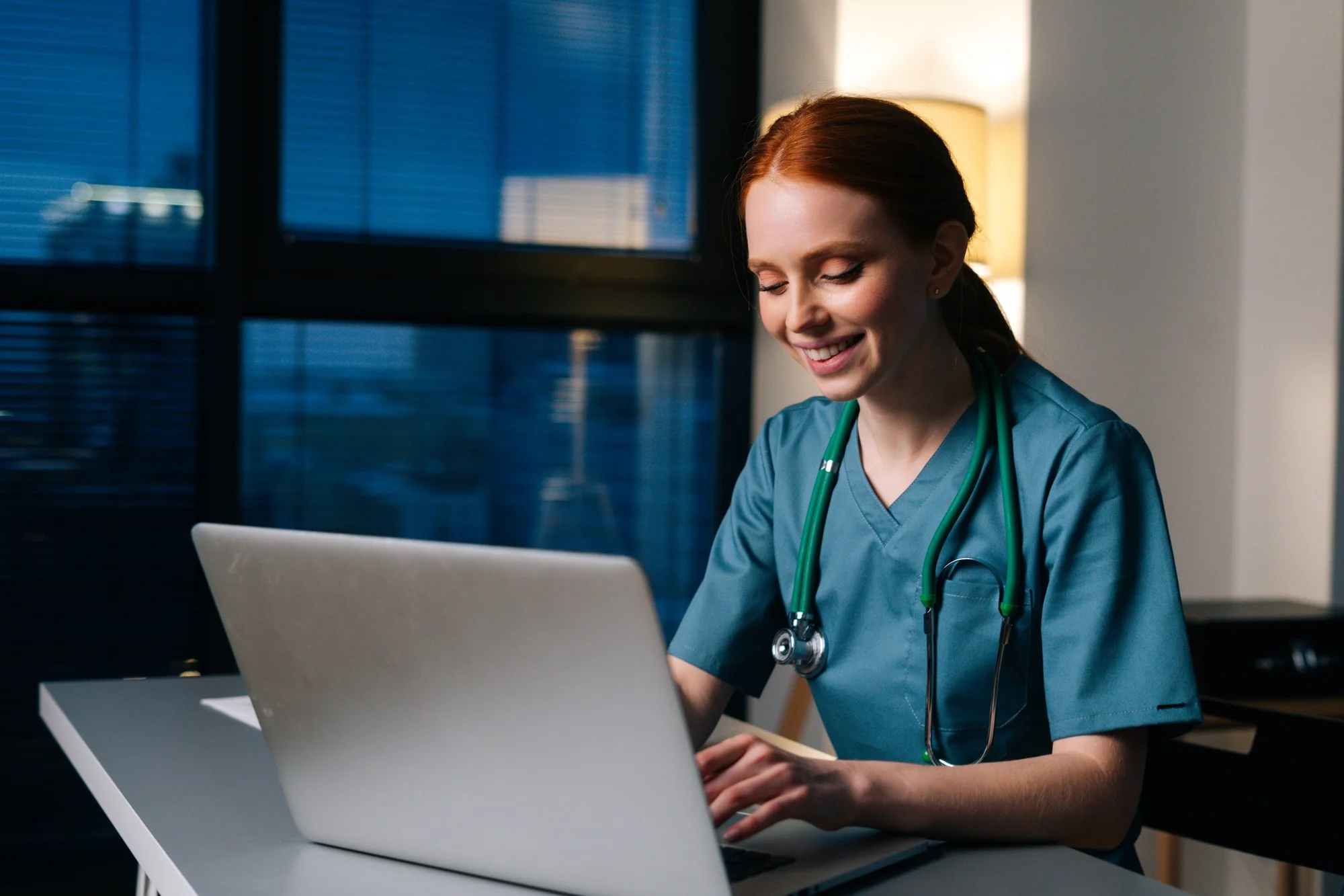 Ärztin mit Tablet in der Klinik