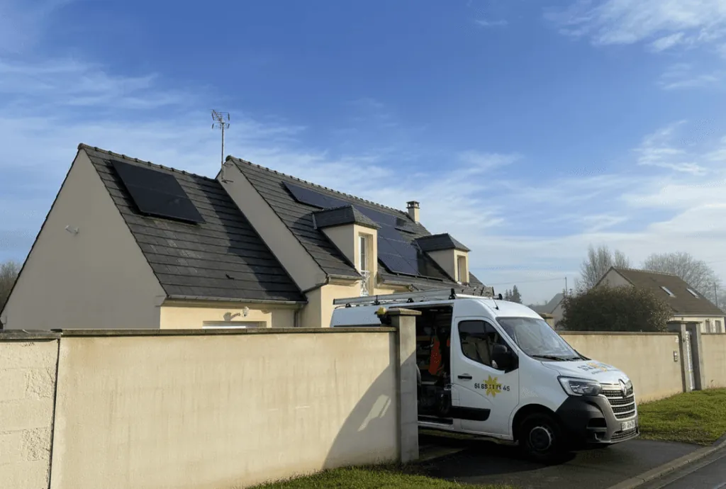 Photo d'une maison à Cuts en France équipée de panneaux photovoltaïques dont l'installation a été faite par Solarock.