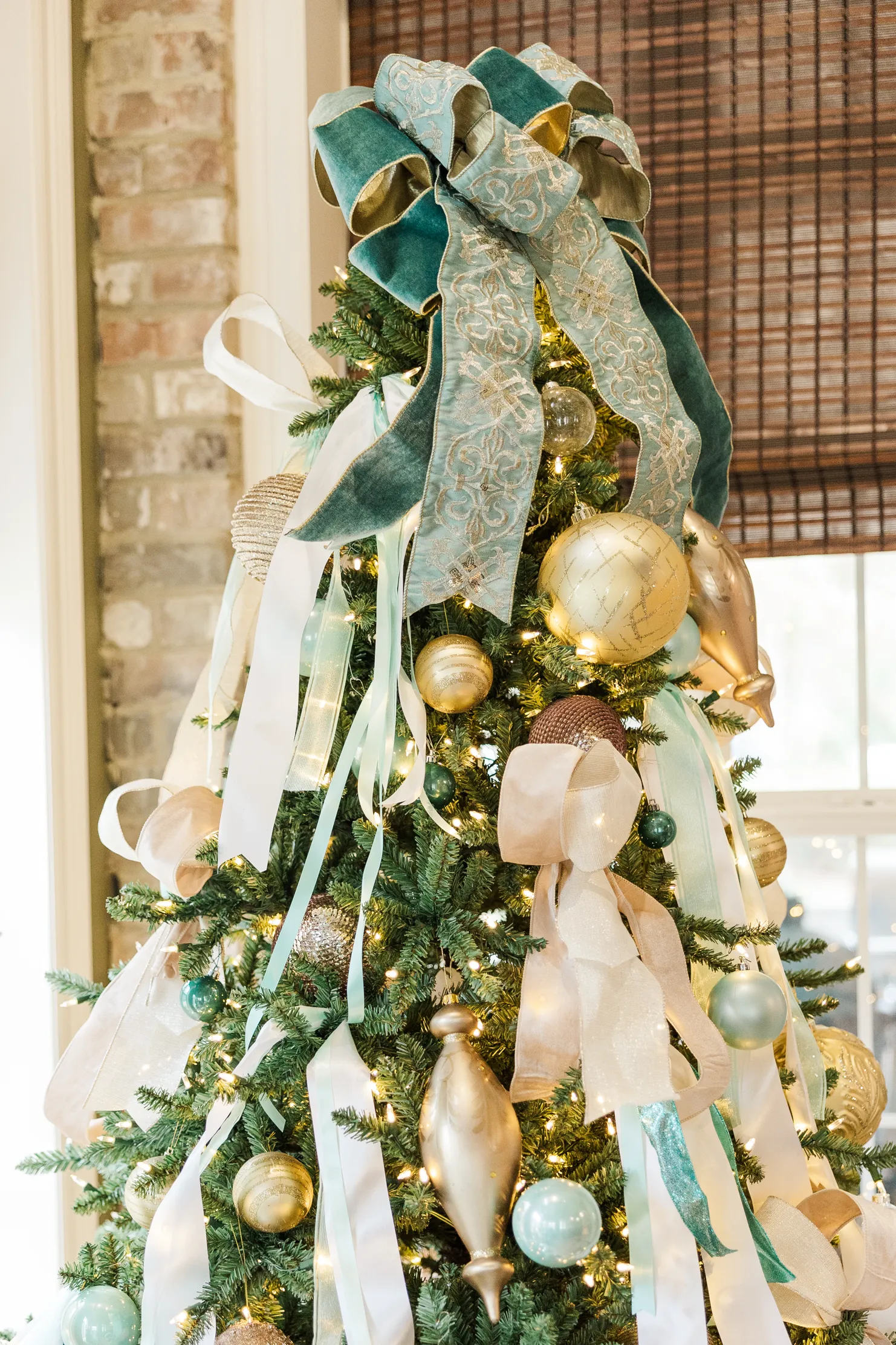 Luxury table setting by Sarah Overall Events with pink embroidered napkins, gold-rimmed plates, floral arrangements, and personalized menus in Shreveport.
