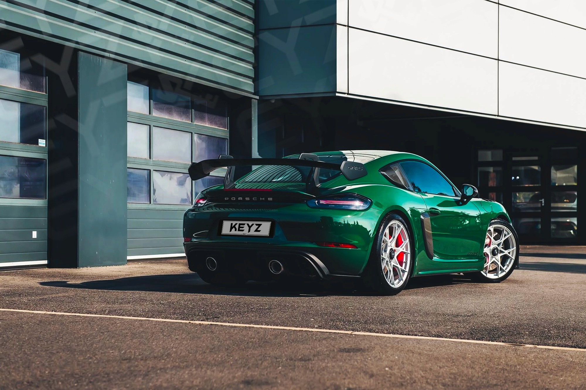 Vue extérieure arrière Porsche Cayman GT4 RS Vert – Location Supercar à Dubaï | Keyz Rent