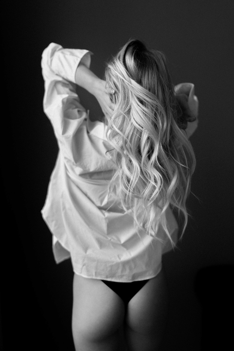 Elegant boudoir photography capturing selflove in Switzerland by Ramona.