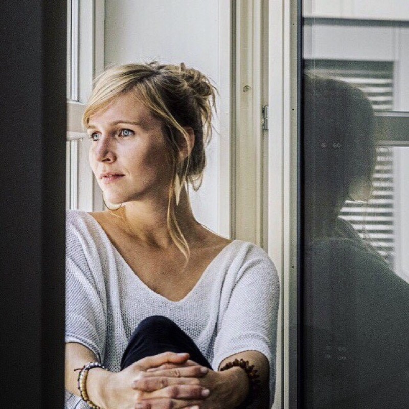 woman on focus photography