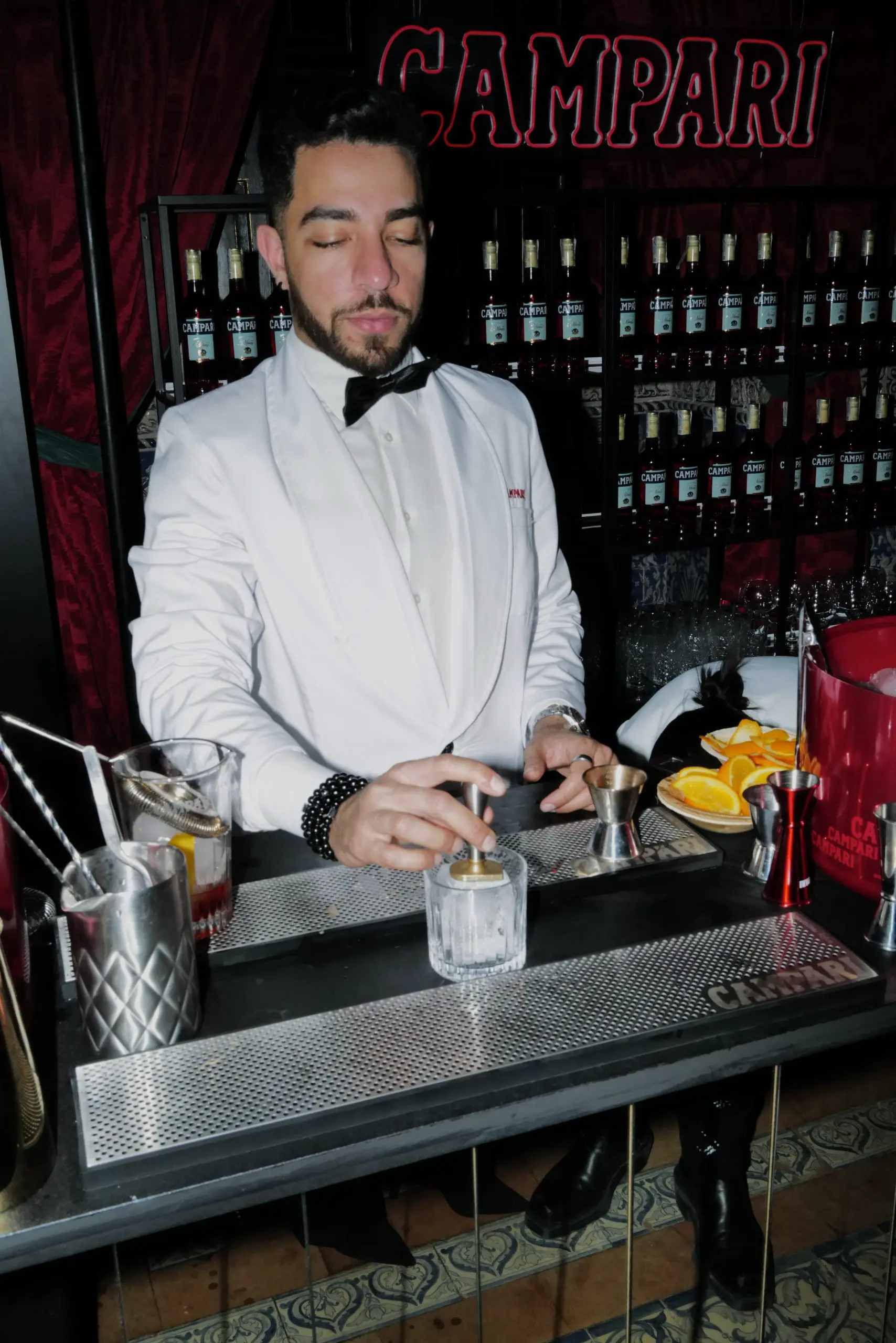 Barman preparando un coctel