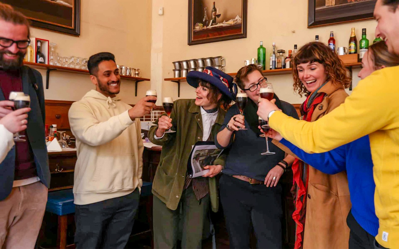 Gruppe genießt Getränke bei 'Eating London: Heart of The City Food Tour'.