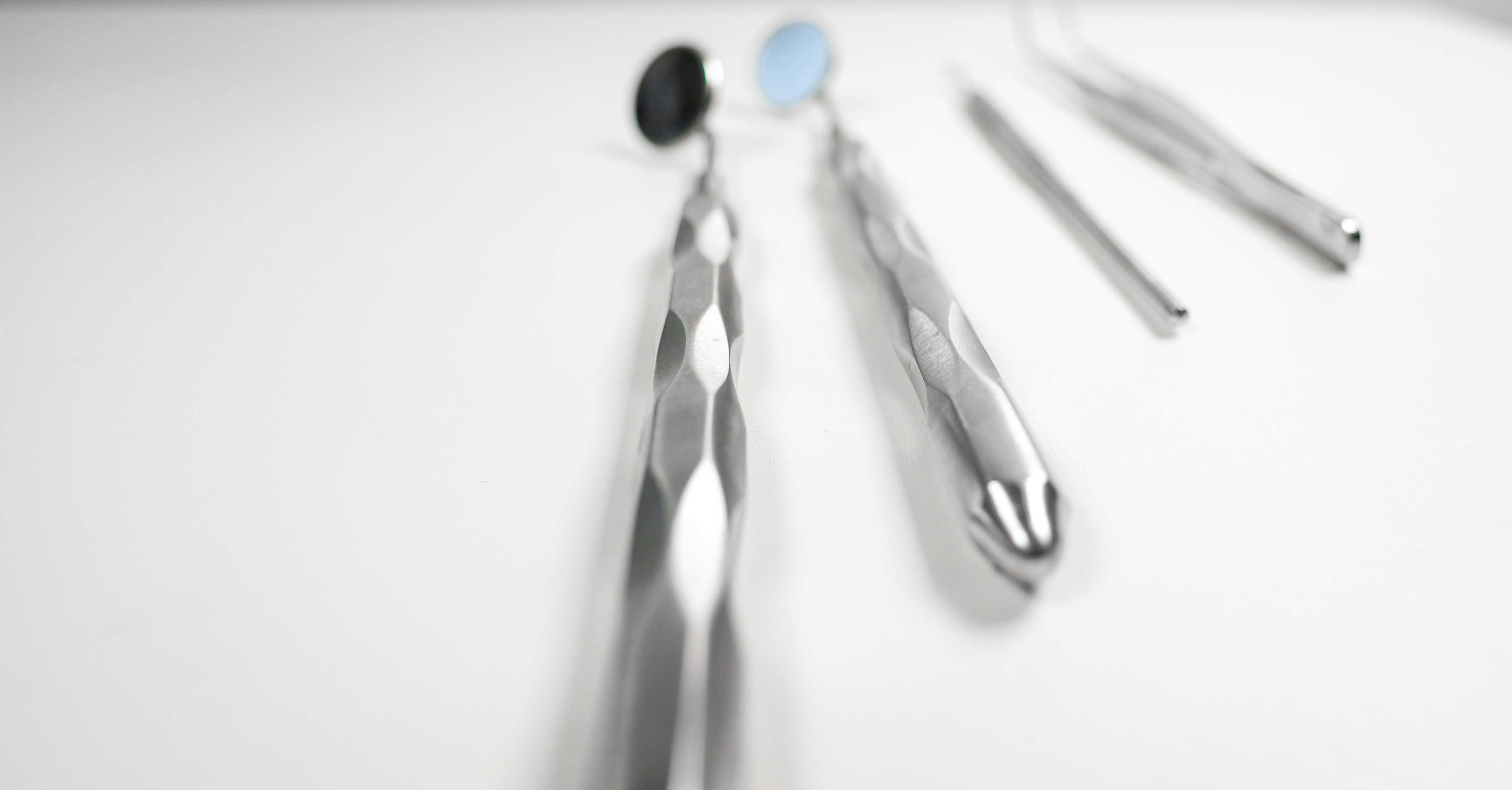 Weitwinkelaufnahme von Zahnbesteck auf weißem Untergrund