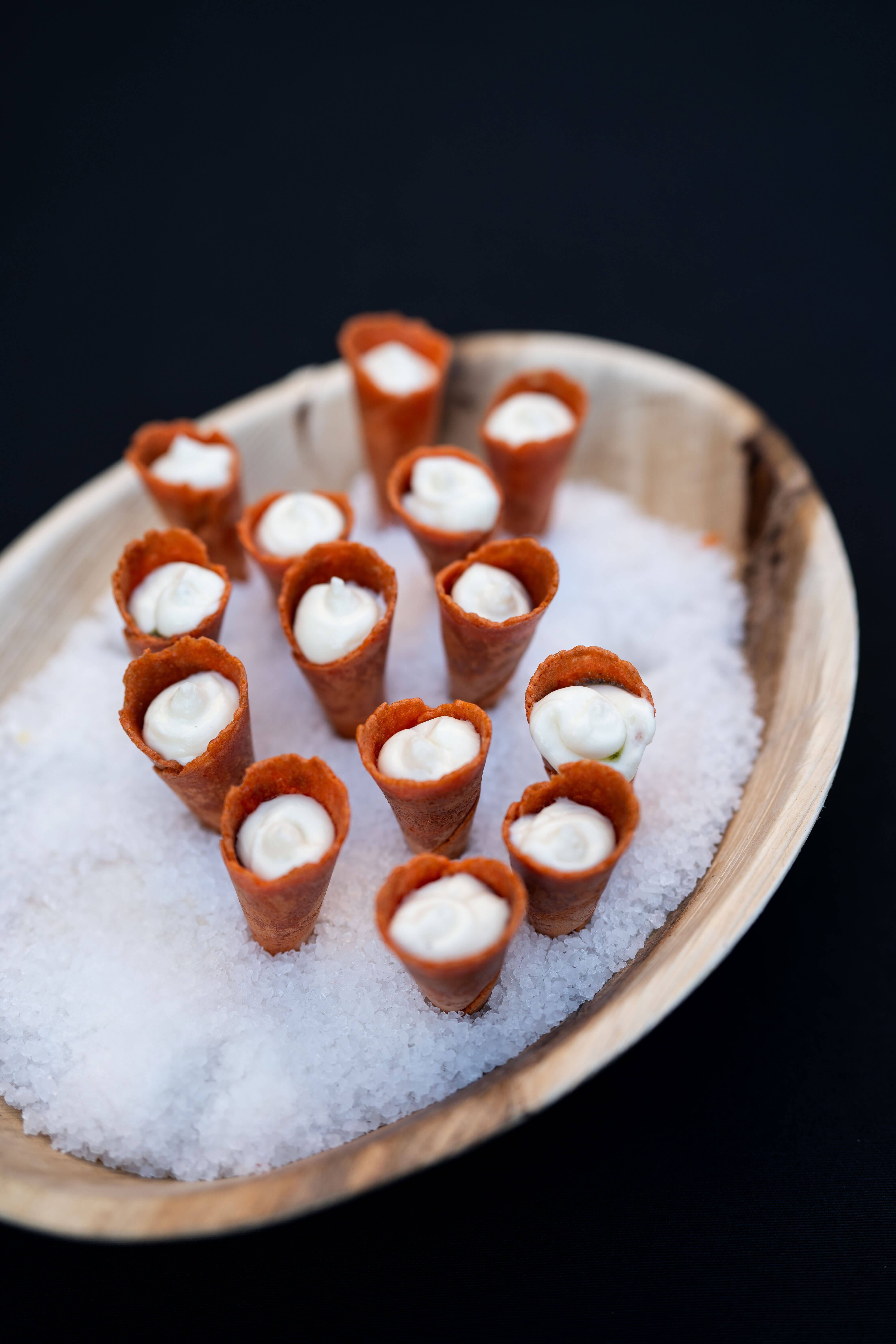 Bandeja con mini conos salados rellenos de mousse