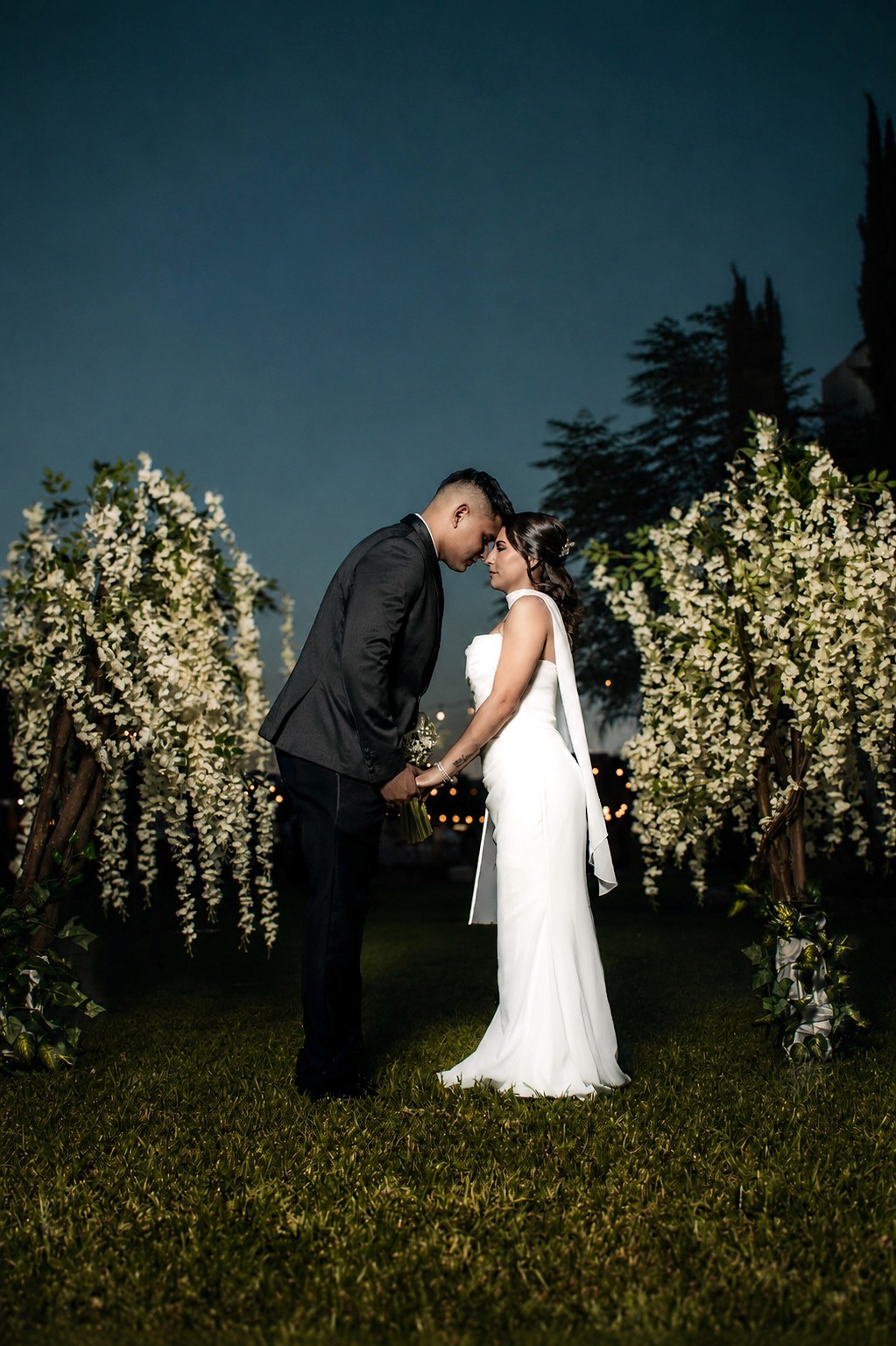 Pareja en un momento íntimo de boda