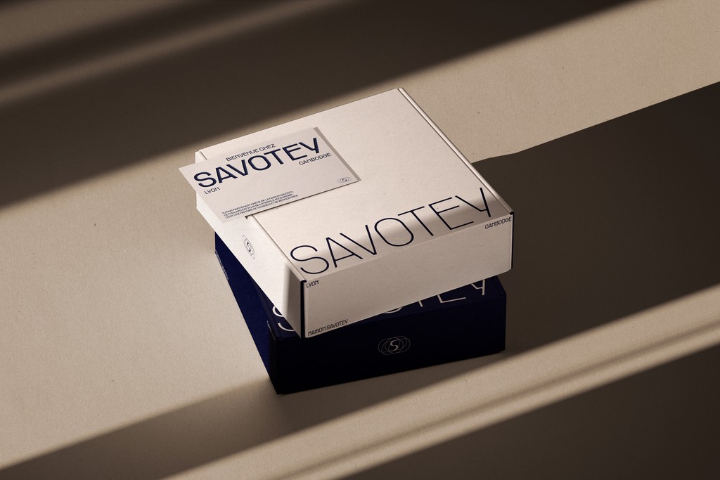 Enseigne du restaurant Au fil du goût, design graphique lisible et attractif. Composition harmonieuse qui renforce l’identité visuelle du lieu et attire l’œil des clients.