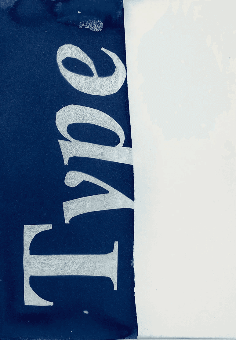 : Blaudruck-Design mit Times New Roman Buchstaben: Spiel mit Positiv- und Negativformen in der analogen Fotografie.