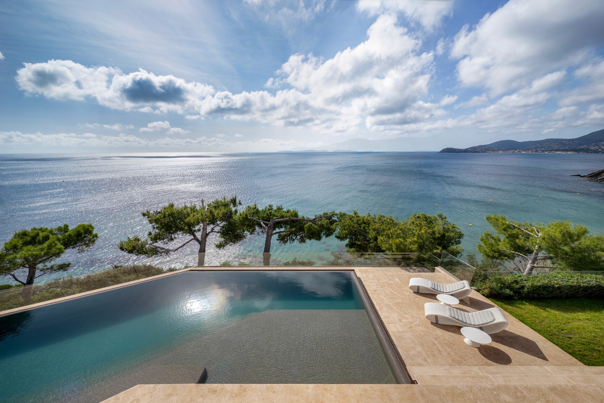 Aménagement extérieur d'une terrasse par Batiglobal avec piscine et vue sur mer sur la Côte d'Azur
