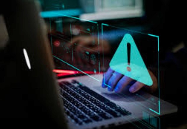 Hände auf einer Laptoptastatur hinter einem leuchtenden Warndreieck – ein Streitfall-Alert, der vor der Rückbuchung bearbeitet werden muss.