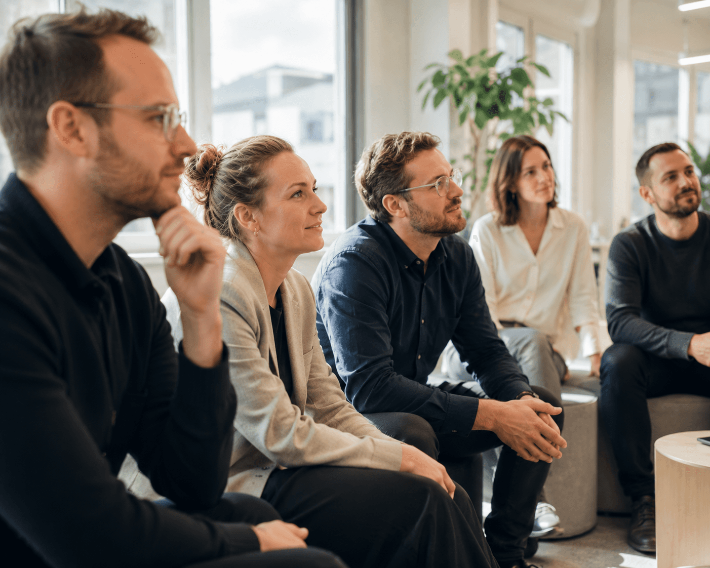 Besprechung einer Personengruppe über eine Unternehmensbeteiligung