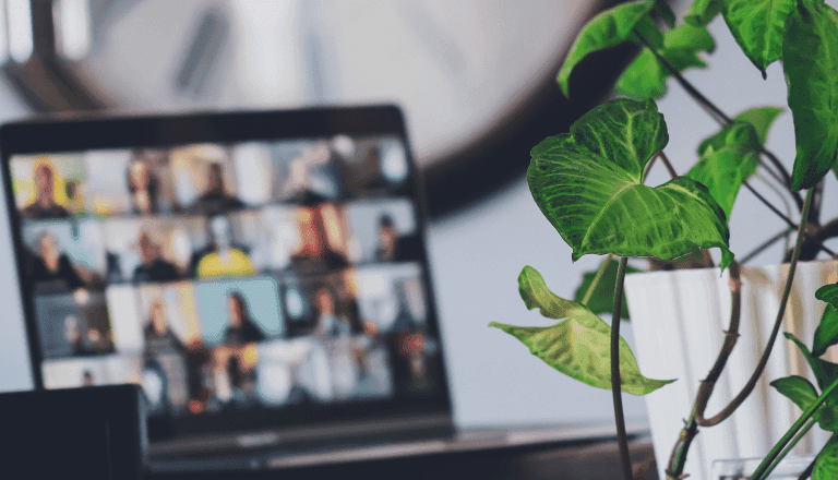 Tela de computador com mosaico de cameras em encontro online