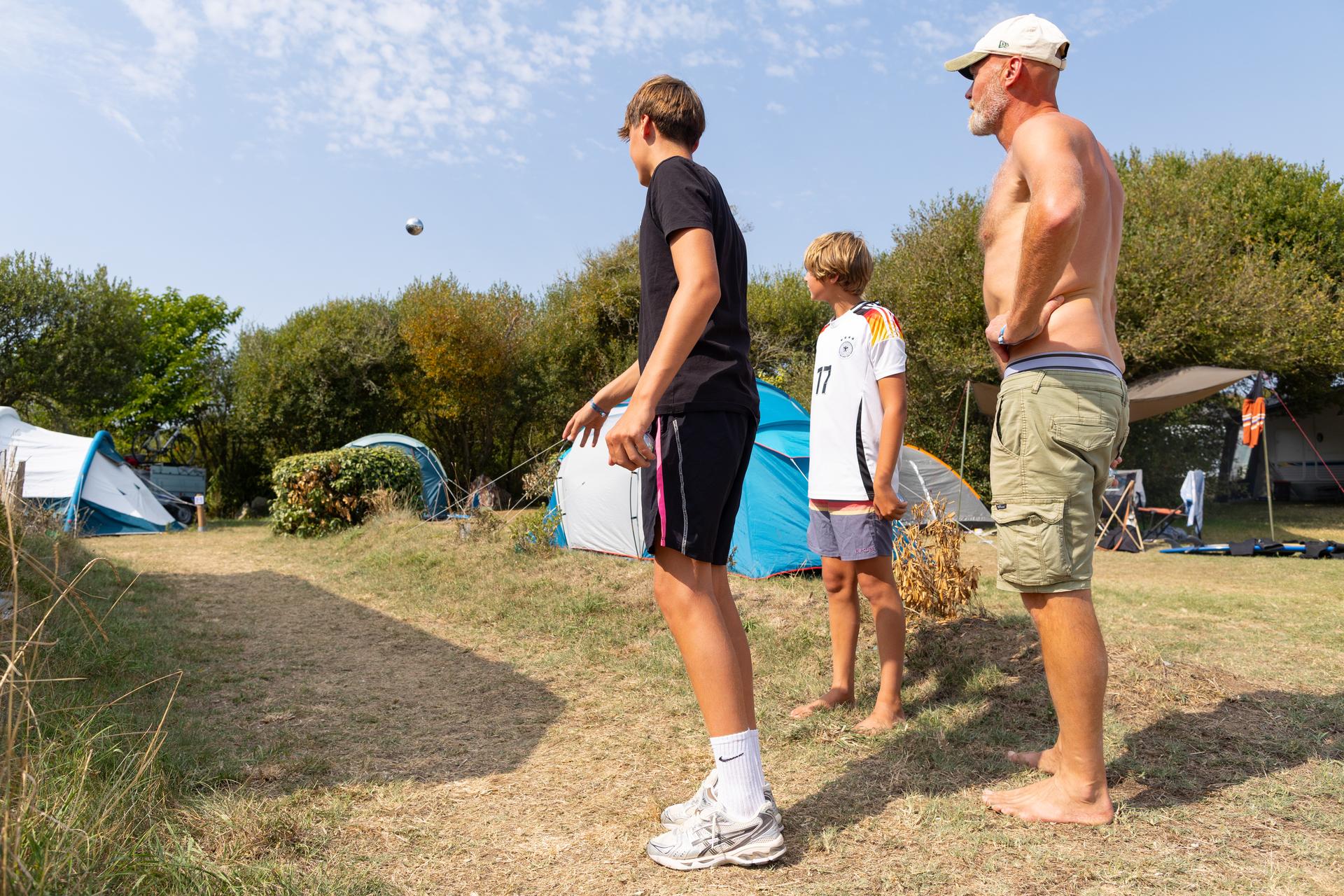 Personne jouant à la pétanque
