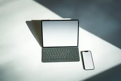Klavye ve akıllı telefonla birlikte bir tablet yüzeyde