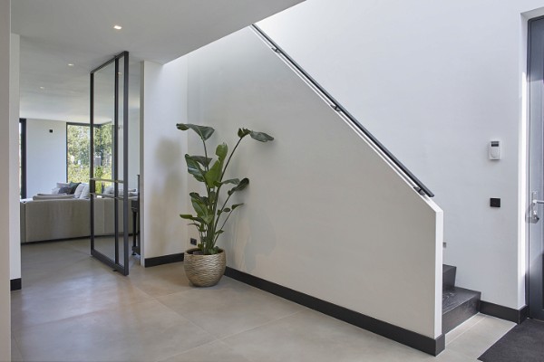 Moderne villa trap stalen leuning