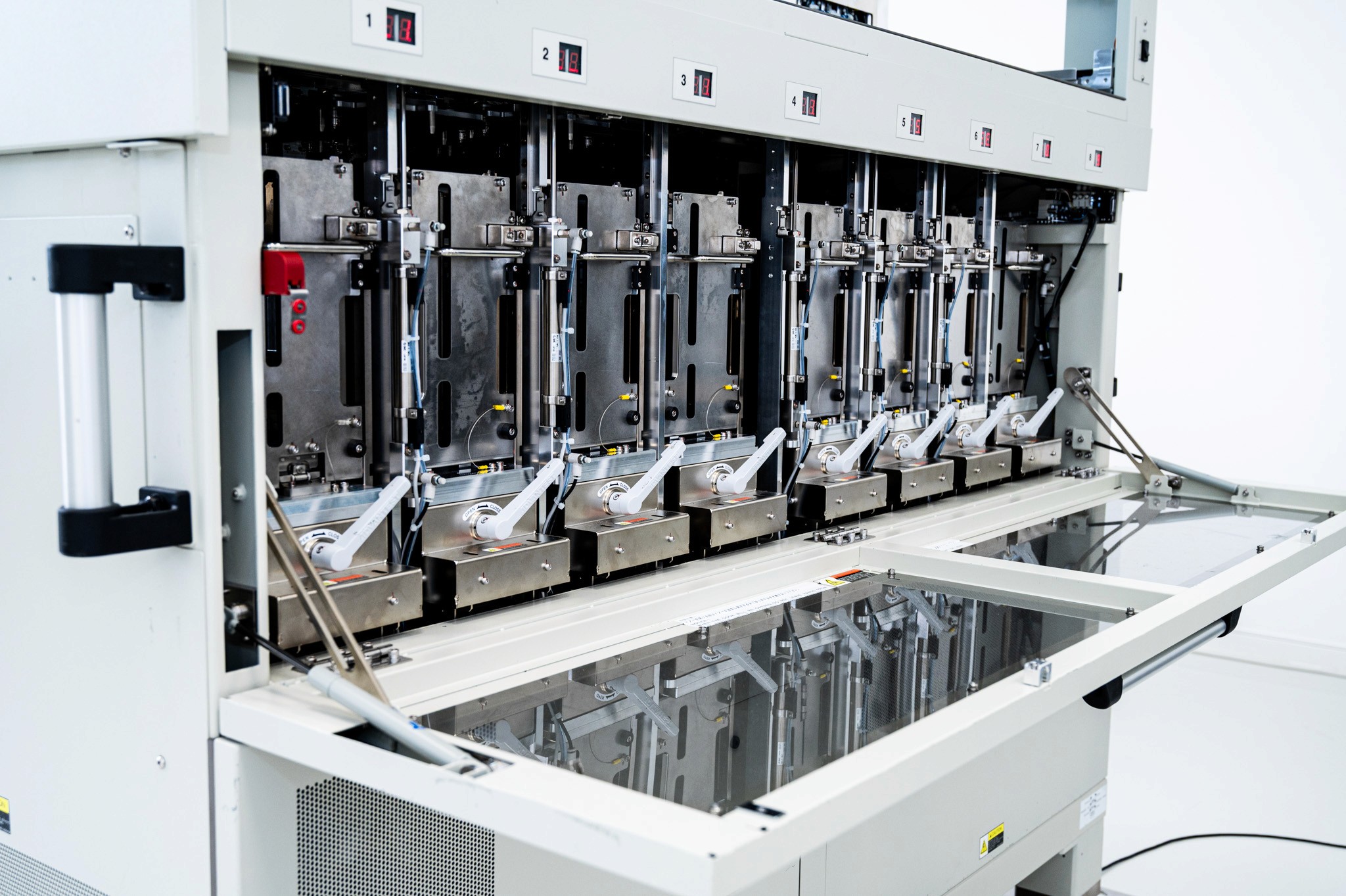 Vedere frontală a unui sistem industrial de testare Advantest