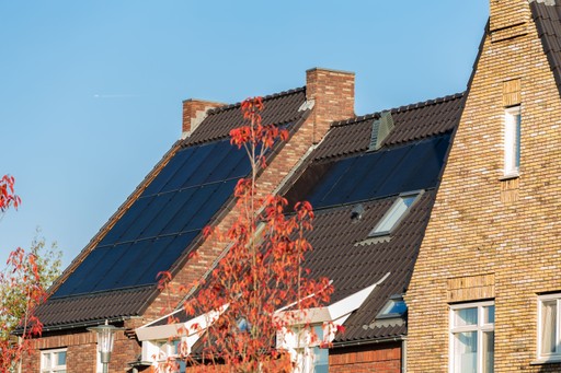 Mehrfamilienhaus mit installierten Solarmodulen auf dem Dach – nachhaltige Photovoltaiklösung für umweltfreundliche Energieerzeugung.