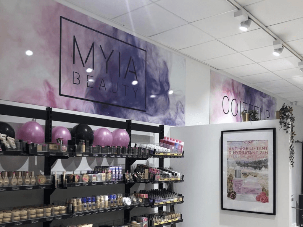 Intérieur de la boutique Myia Beauty à Genève, au design moderne et épuré.