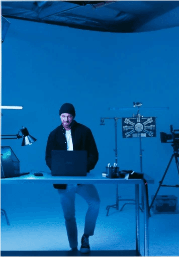 man working in a laptop