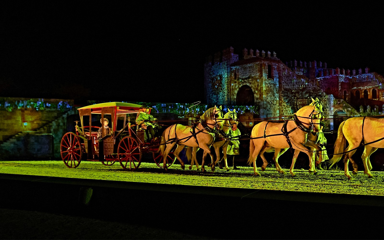O espetáculo noturno "O Sonho de Toledo" com edifícios históricos iluminados em Toledo, Espanha.