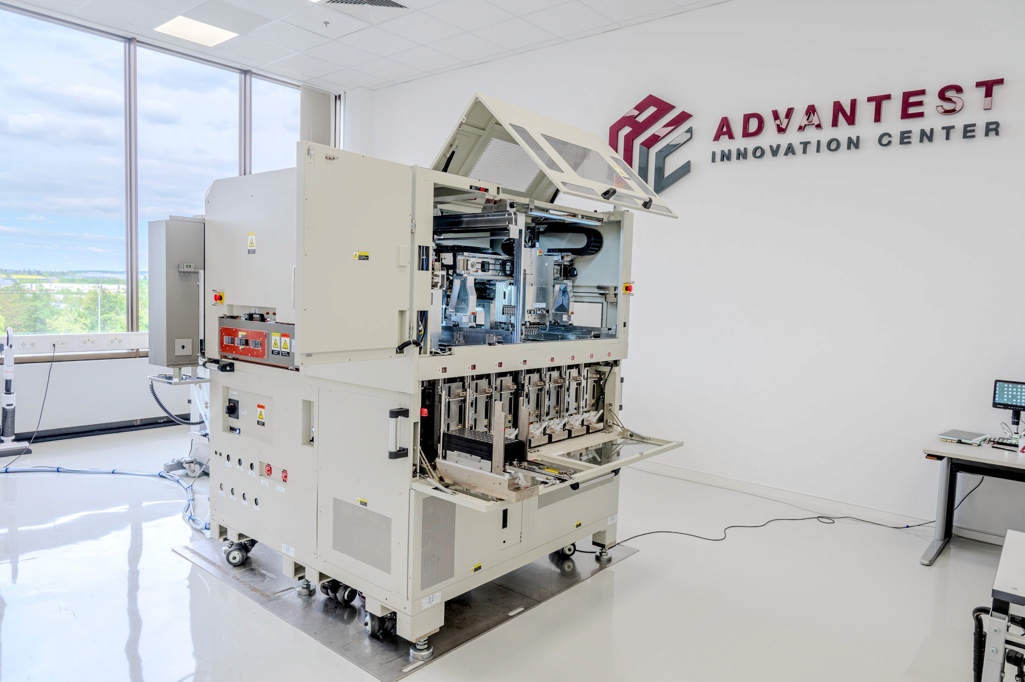 Echipament industrial Advantest într-un laborator de testare