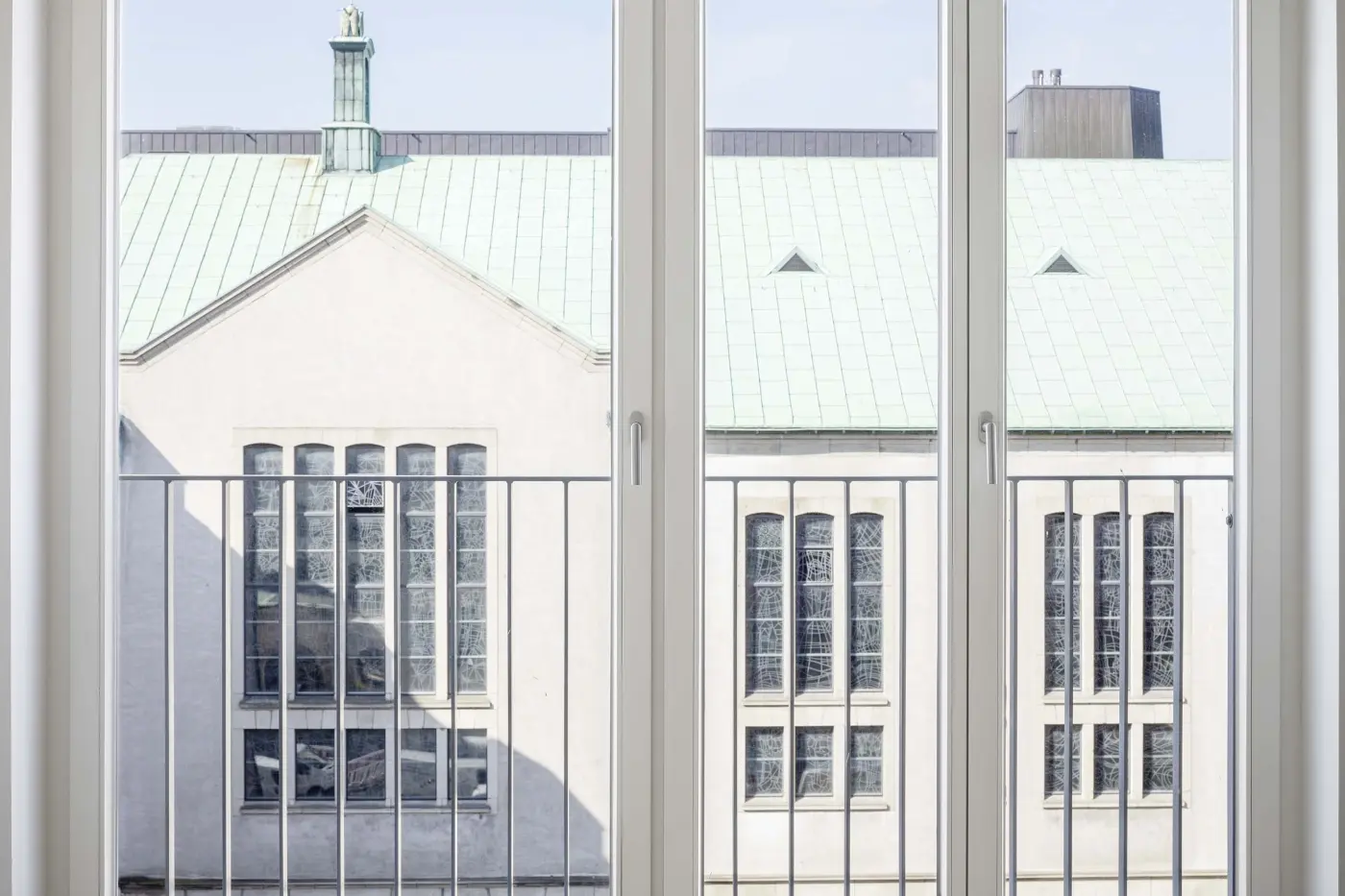 Isometrische Zeichnung eines Bauprojekts mit mehreren Gebäuden und markierten Strukturen in Rot