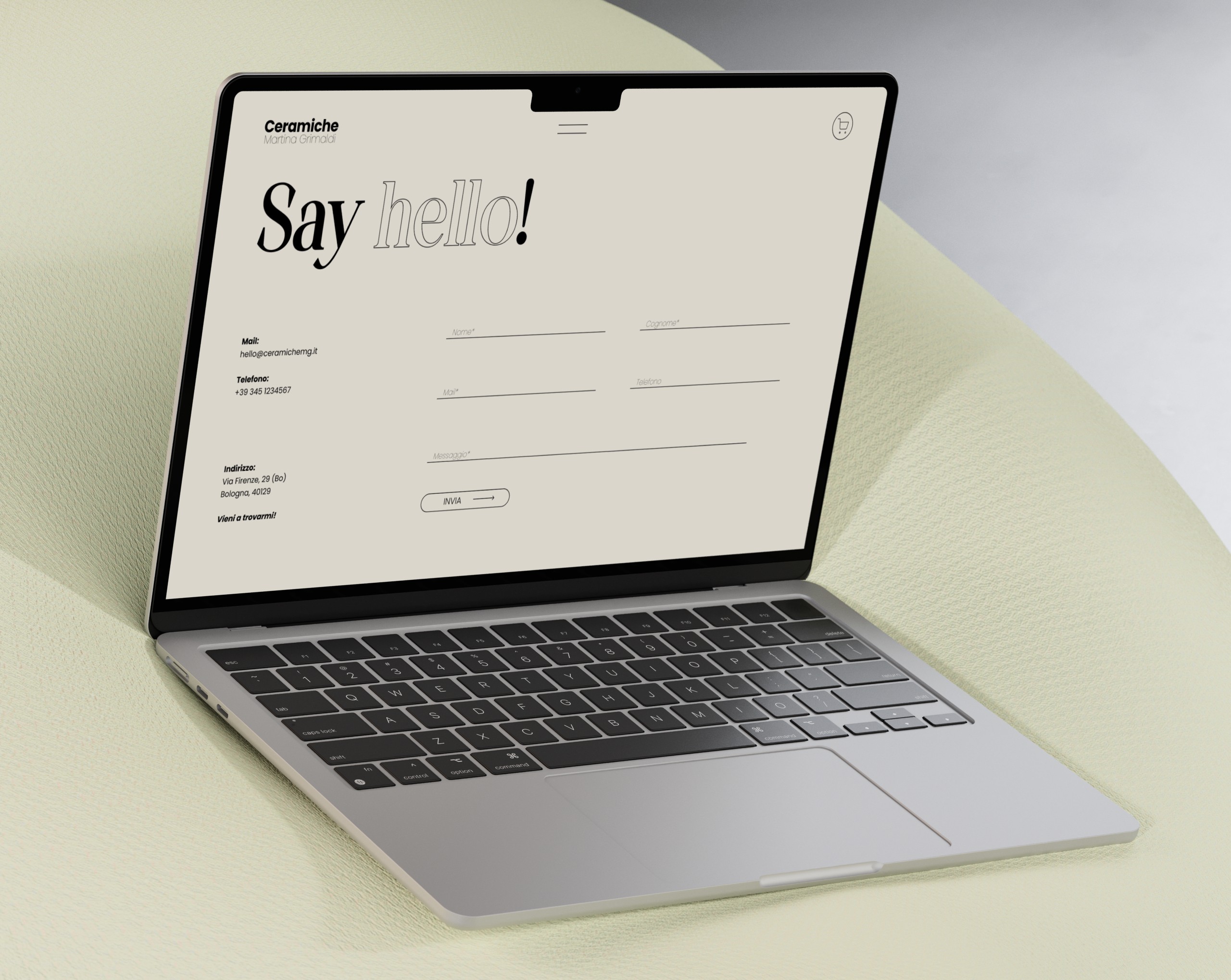 Un’esperienza di contatto minimale ispirata ai layout editoriali e a una tipografia elegante.