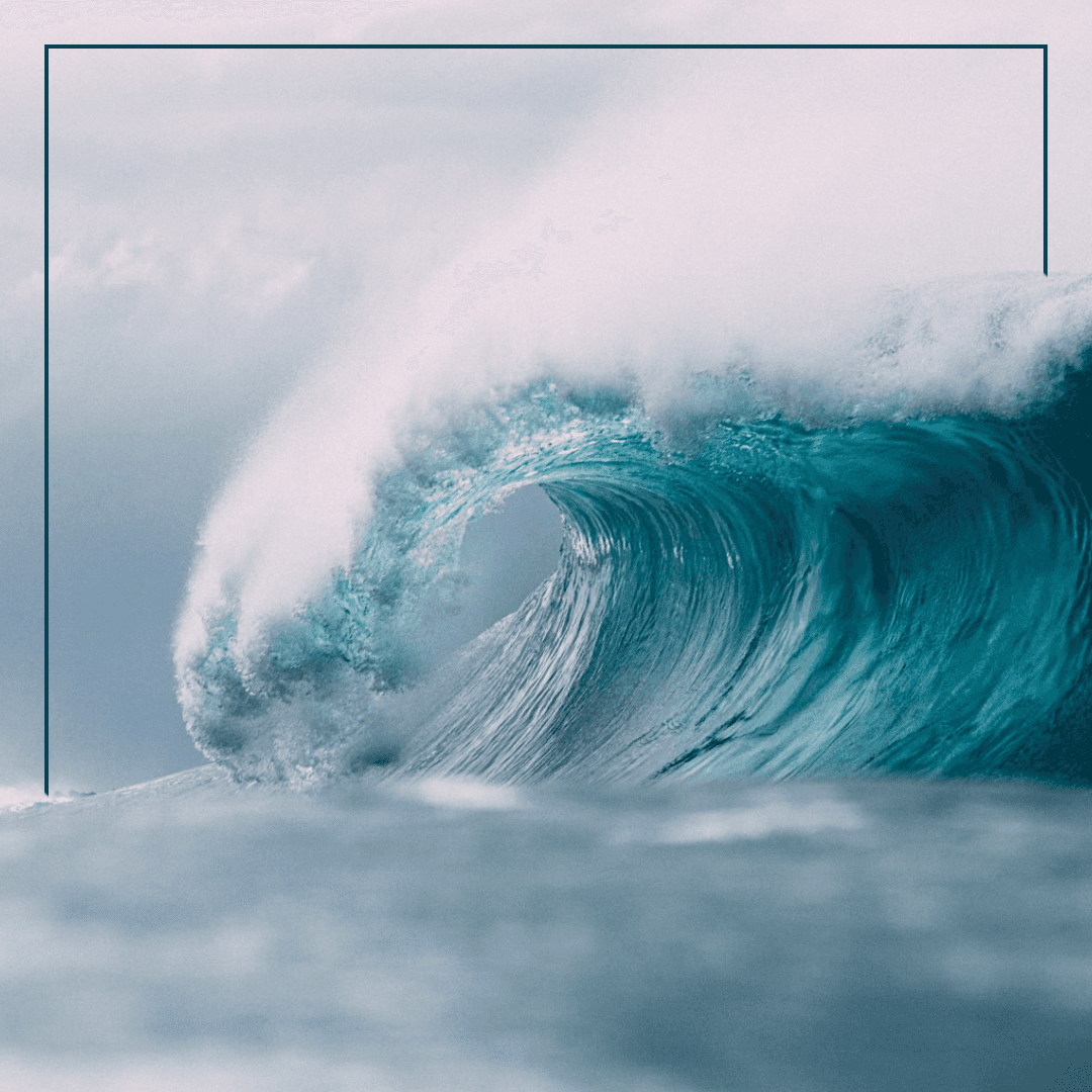 Hand mit Handy und Kompassapp, ein Schiff im Hintegrund